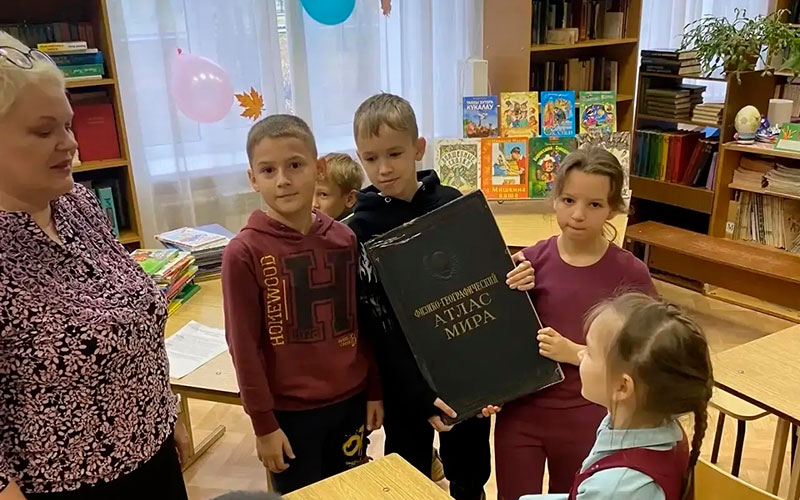 В гостях у книг: воспитанники пришкольного лагеря посетили библиотеку
